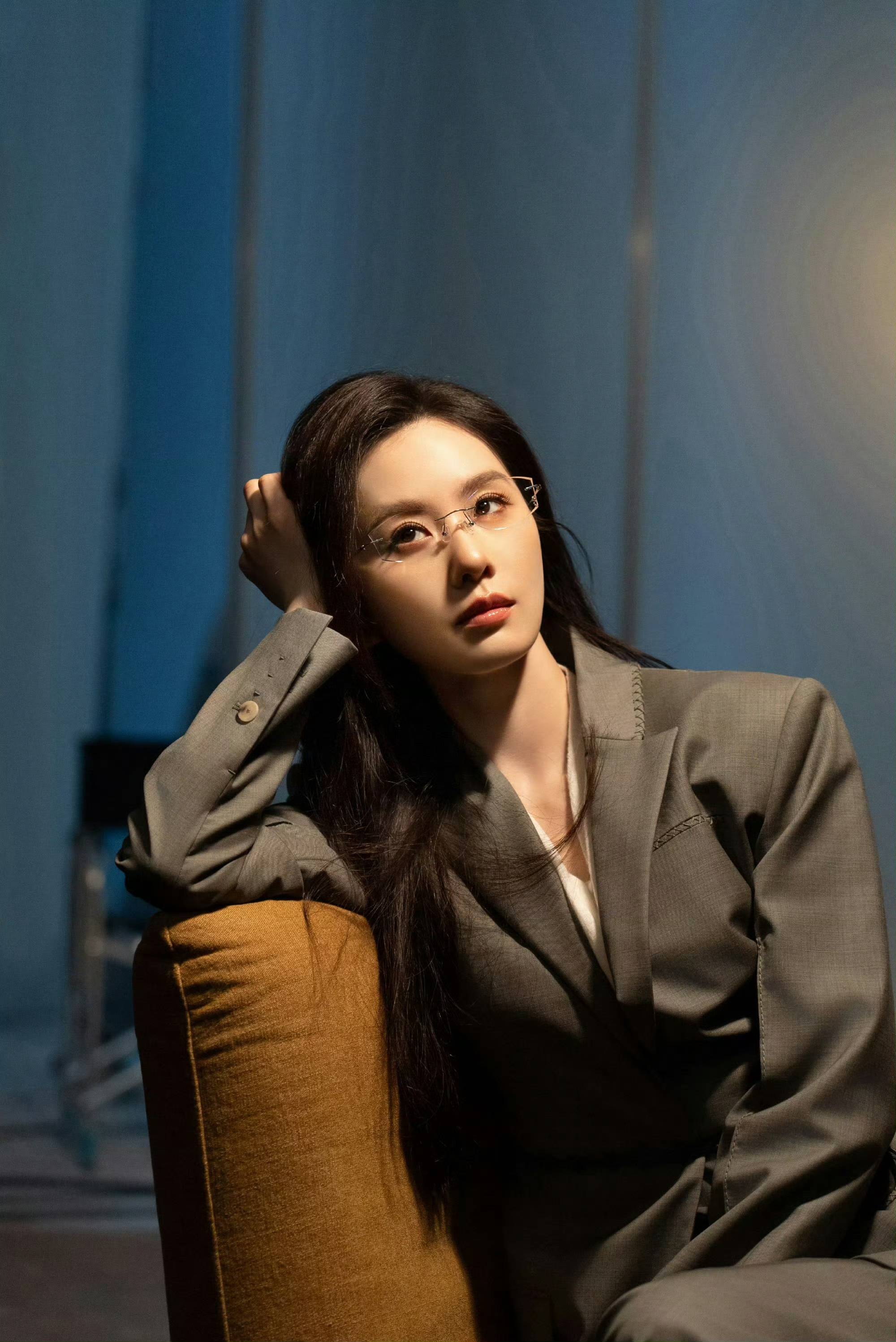 刘诗诗金丝眼镜配大波浪：复古名伶造型美出圈，网友直呼“视觉盛宴”