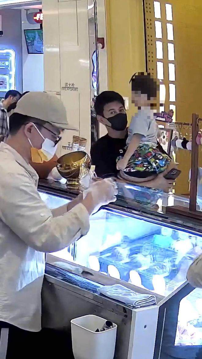 吴奇隆甜蜜携子买冰淇淋,步步乖巧依偎,力证与刘诗诗爱情如初娱乐圈_订阅
