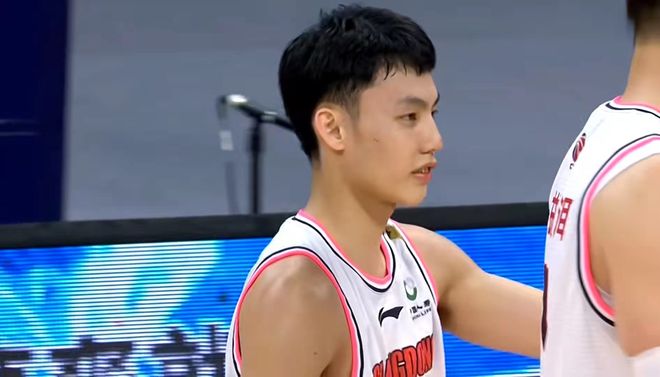CBA季后赛：广东队战胜浙江稠州金租队，晋级4强。