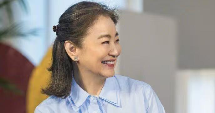 林青霞换了半扎发型年轻25岁，穿蓝衬衫+半身裙，完全没有大妈味