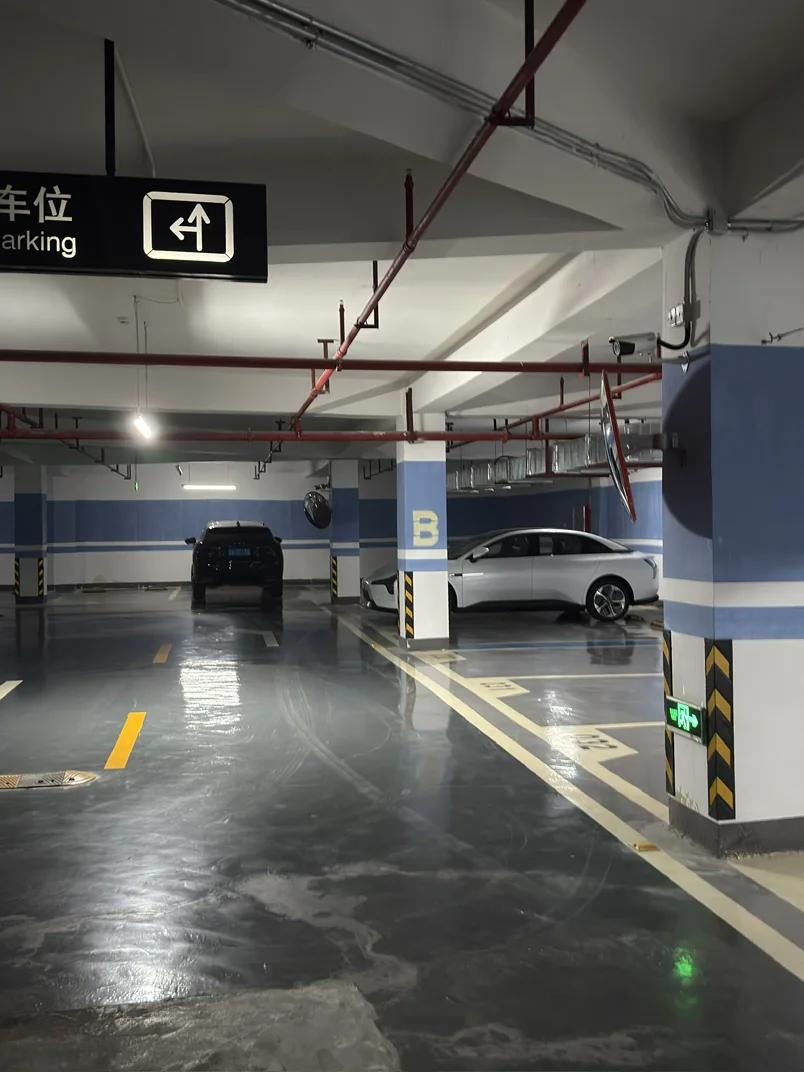 “一键泊车真香!小鹏M03智能泊车实测:新手秒变老司机”