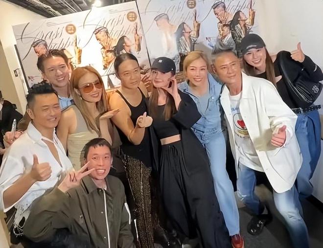 蔡卓妍婚后首现身，戴结婚戒指笑容不断，看得出她婚后很幸福