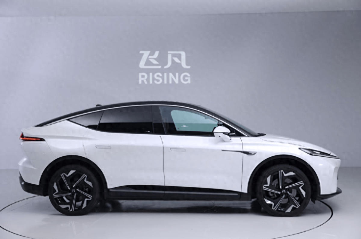 两款车对比，问界M9与新款飞凡R7都搭载华为AR-HUD体验一样吗？