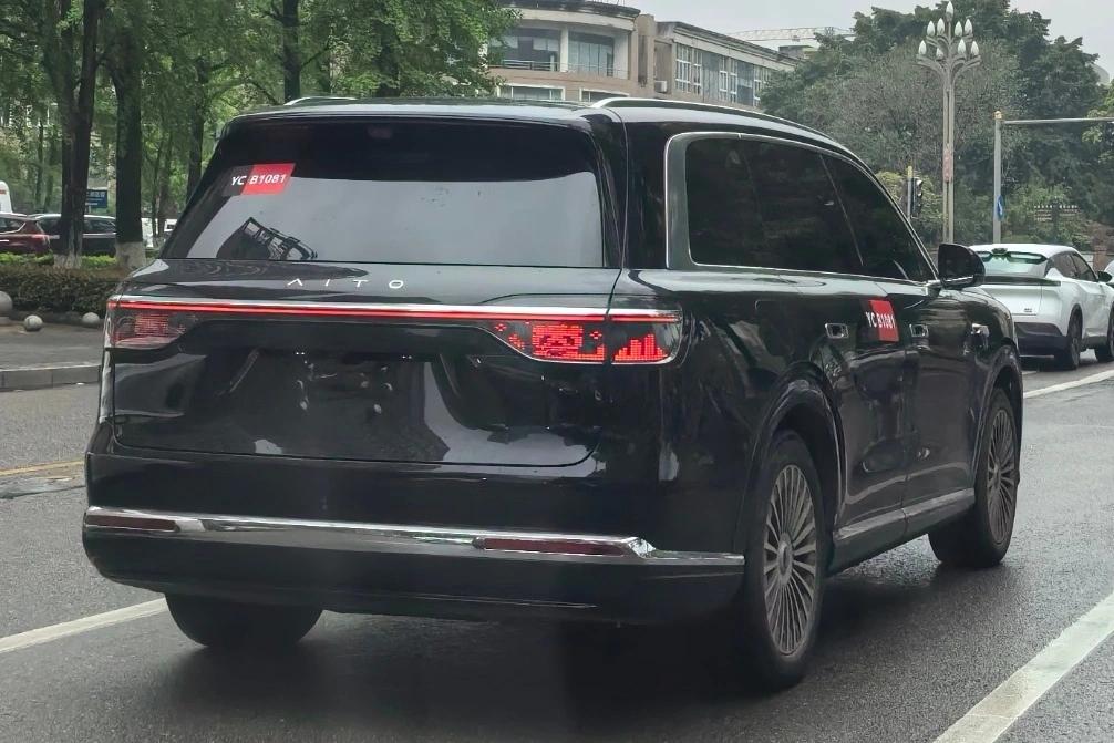 鸿蒙智行2026款问界M9无伪装实车上路,外观更硬朗