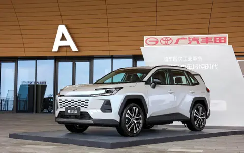 “下一代油车”!新一代丰田威兰达正式上市，智能化不输电车
