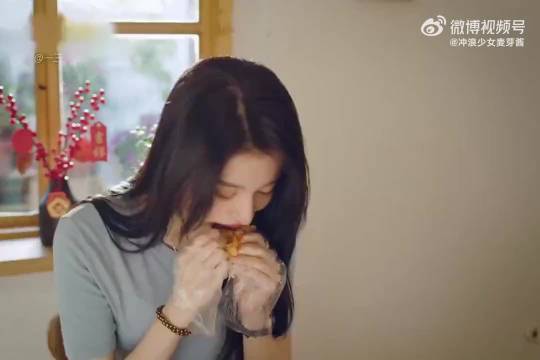 王楚然的身材是真的绝，仅仅一个吃饭撩头发的动作就把杨洋看呆了