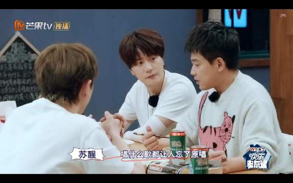 生哥抽空回老友记直播获投喂,兄弟团聚显温情