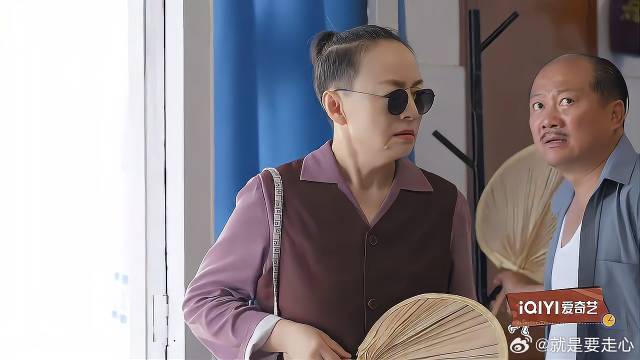 宋丹丹手持芭蕉扇，小圆墨镜一戴，秒变时尚老太！