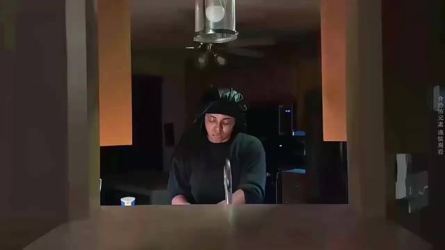 洗碗时被小丑盯上，对视才能活命，闭眼就死！