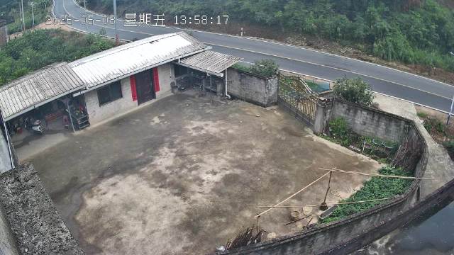 监控视频玉林某阵出租车撞侧翻多人从车里爬出