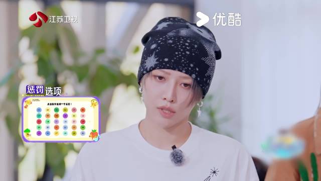 刘雨昕完成猫步绕场游戏惩罚，俏皮踢腿引关注