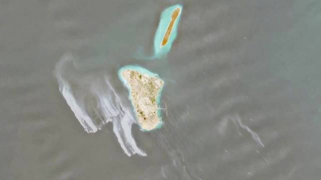 哈尔克岛附近疑现原油泄漏