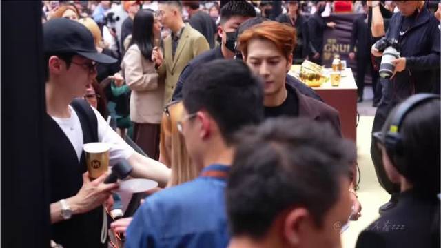 这可是王嘉尔！擦汗都这么帅！