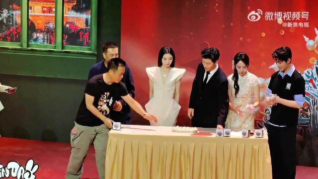 刘浩存窦骁首映礼现场扯面，揉面动作专业