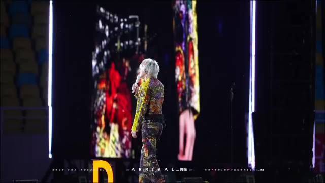 薛之谦青岛演唱会自嘲痛风，硬撑登台