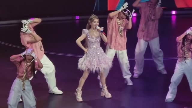 谢娜成都演唱会张杰默默陪伴，快乐家族合体梦回青春