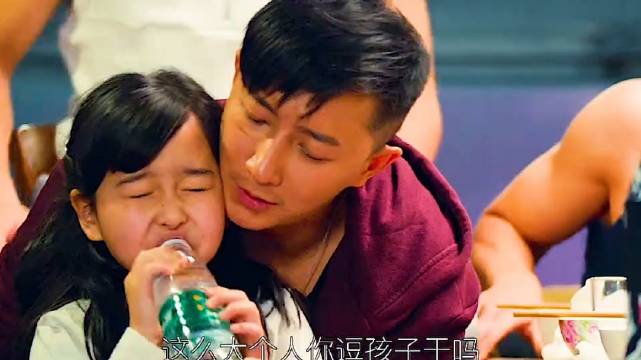 胖子捉弄小女孩在她的筷子上放辣椒，导致女孩吐血