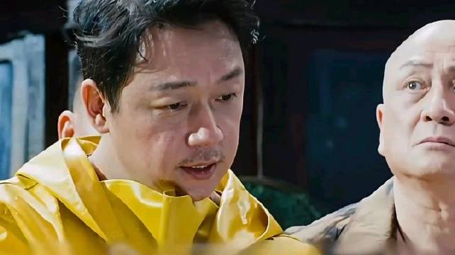 男子撒米油入海意外发现千年巨蚌