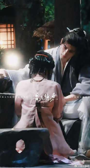 鞠婧祎张云龙晒新剧角色合照为综艺造势