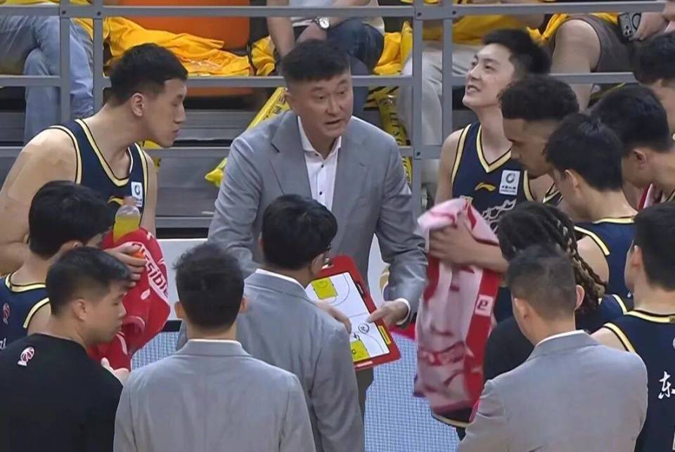 广东G2为何赢北京？许利民迷信杰曼，胡明轩是基石，杜锋敢用人