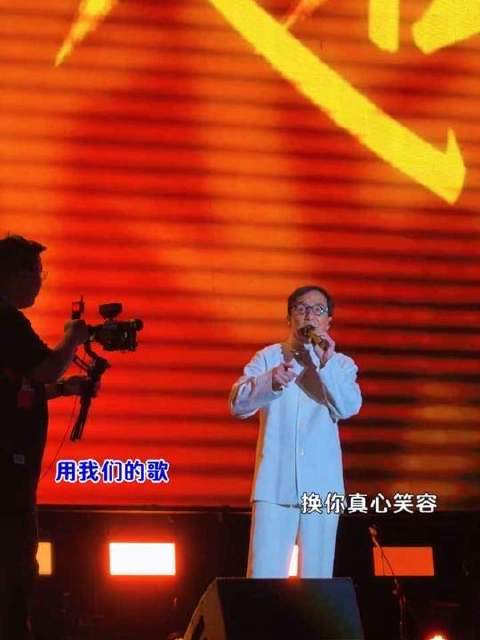 成龙演唱会开嗓气场全开,声线如钢似铁震撼全场