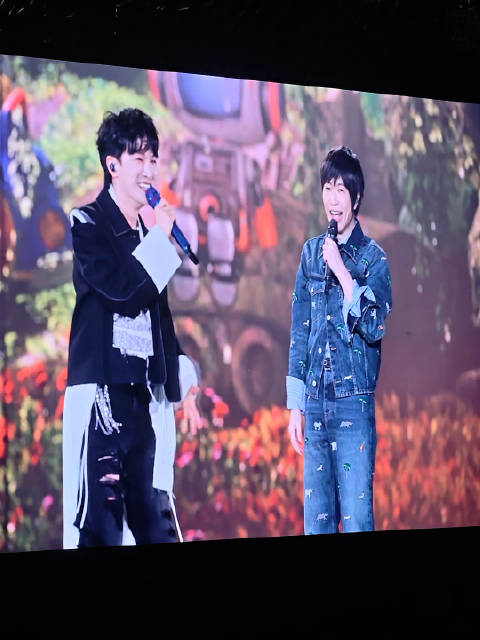 五月天演唱会周深加盟，与阿信合唱达拉崩吧