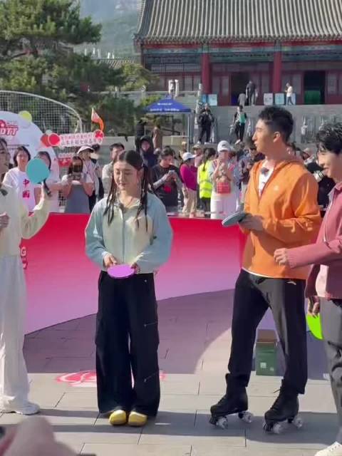 陈梦穿外骨骼登泰山颠球,山东乒超展示科技助力