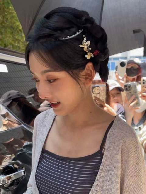 被小猫迷得挪不开眼的祖儿来啦~ 明星路透