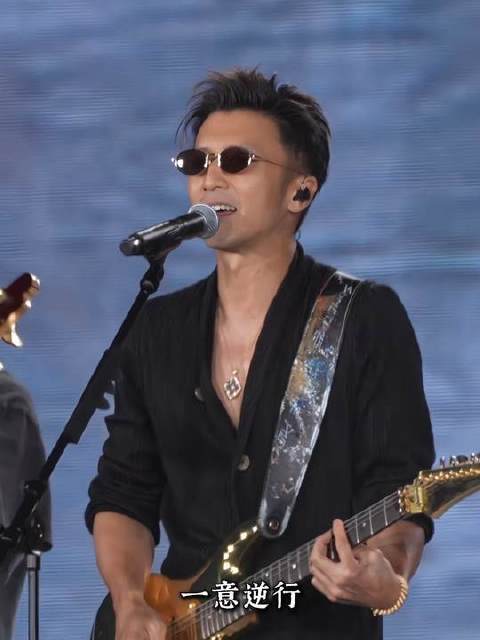 纵使千军万马奔涌向前，唯他逆流而上 英皇演唱会全是回忆杀