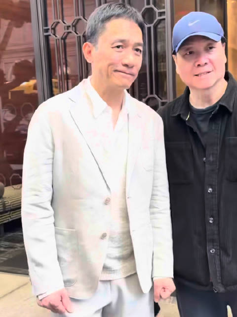 今日，梁朝伟（Tony Leung）在纽约和粉丝合影现场直拍！