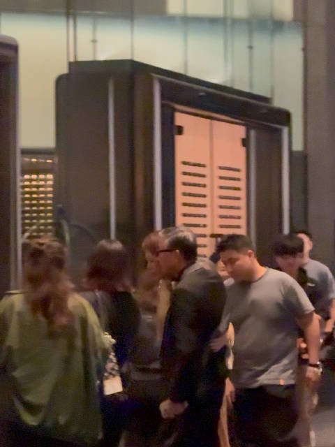 放一段座机画质的金像奖下班马丽在这 糊得像三十年前狗仔拍出来的片