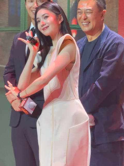 虽然只表演了一小段 但是还能看出来是有功底的