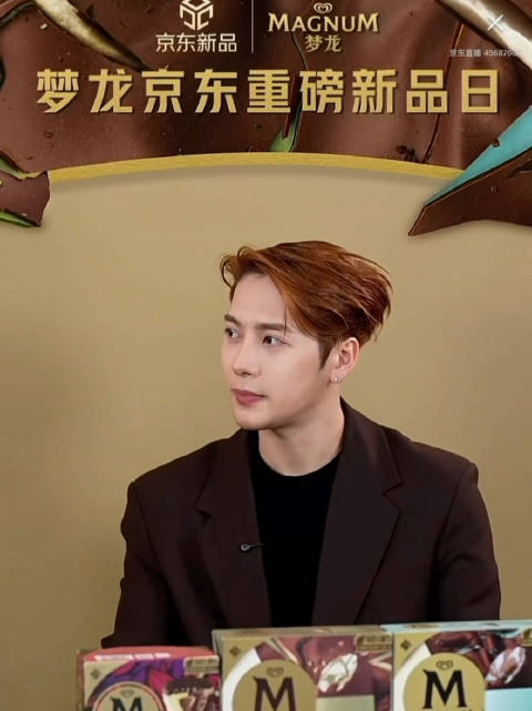 王嘉尔惊喜现身梦龙直播间,魅力拉满