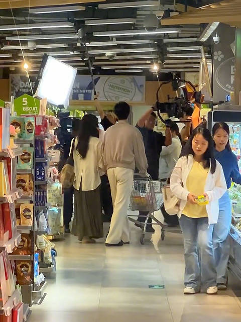 终于看到清晰的清雾逛超市路透，小情侣好甜啊
