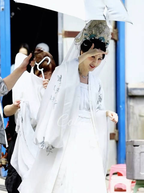 李一桐《金枝》重楼子花冠造型来啦～完全神女来的 你给她这套妆造打几分？