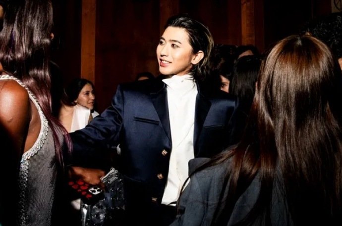从《青春有你2》到MetGala，蔡徐坤和Lisa各自经历了怎样的发展？