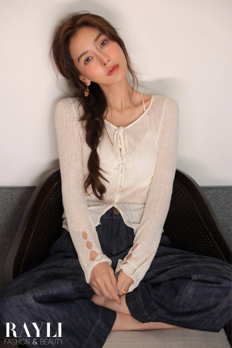 Angelababy《瑞丽》大片美出圈！水墨江南撑油纸伞，被赞'仕女图'美人