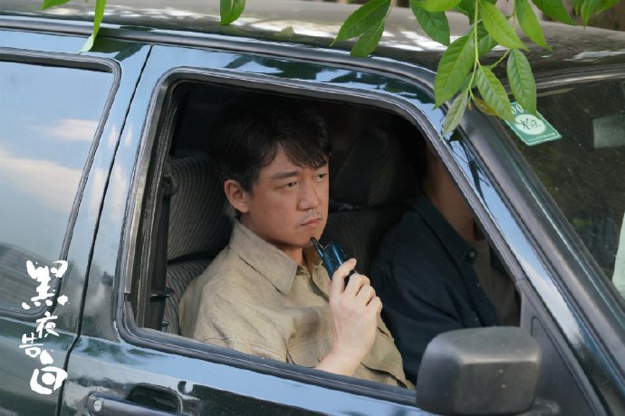 网友所说的潘粤明“现实体面与作品锋芒”是如何具体体现在他的“夜夜宇宙”中的？
