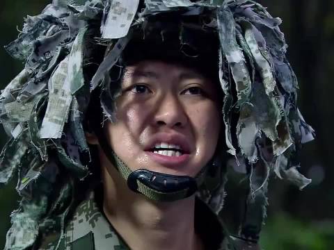 新兵把演习当成打仗，背着团长跳悬崖！