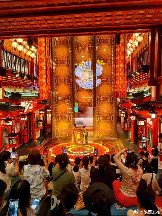 《长安十二时辰》是如何带动西安历史文化景点和相关文创产品发展的？