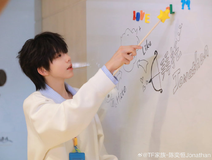王橹杰和陈奕恒在微博互动中的表情符号被粉丝如何解读？