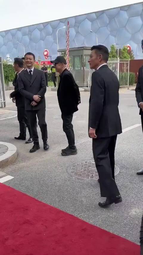 早期刘德华在北京水立方参加活动，老帅哥真是气质不凡呐