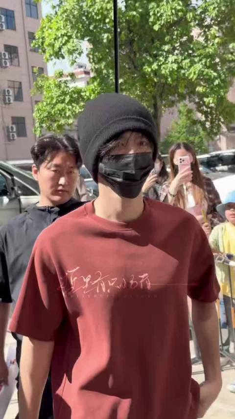 内个内个… 陈哲远这个胸肌好明显