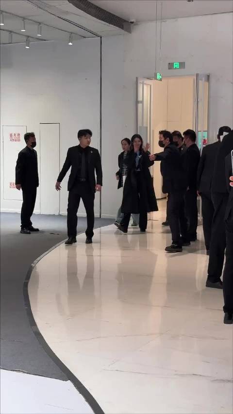 张艺凡黑色风衣双麻花辫造型轻松驾驭甜御风