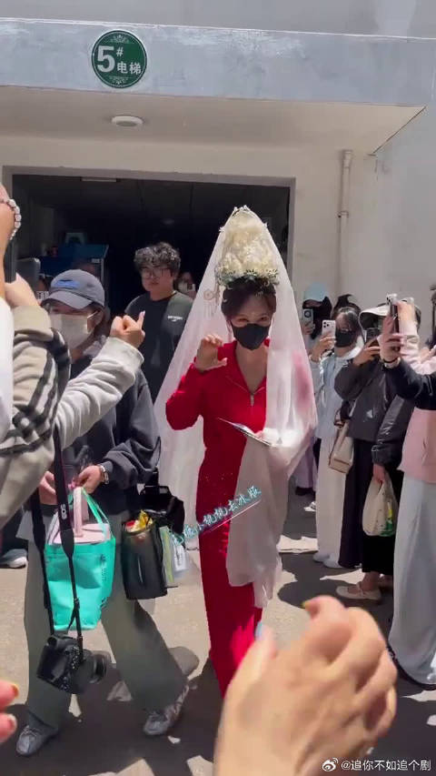 李一桐戴重楼子花冠展古典韵味