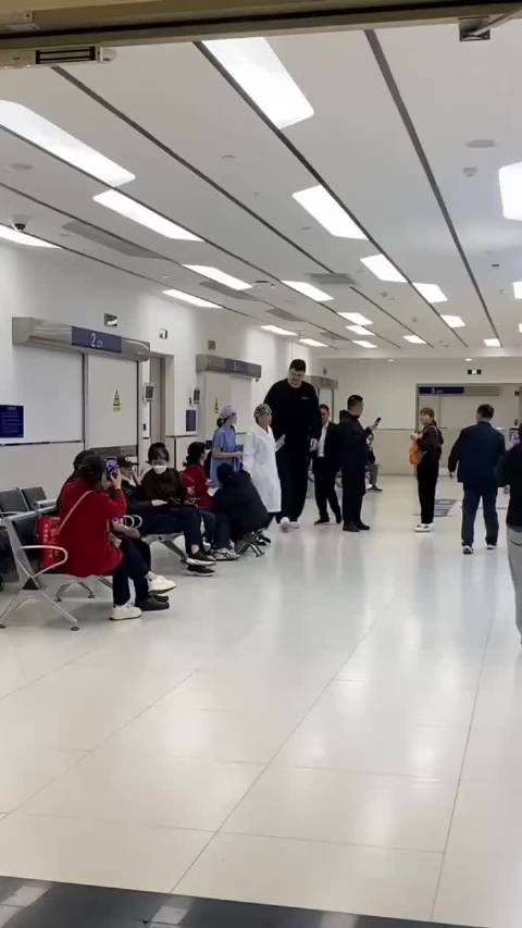 姚明就医遇身高困扰，巨人低头穿行医院