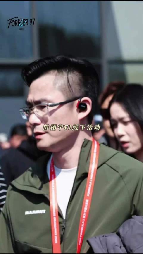 田栩宁F1线下活动拍摄赛车转场瞬间