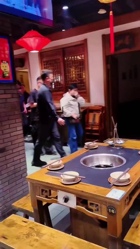 60岁郭富城被偶遇，体态像小伙很有型，和方媛一起努力赚钱养家！