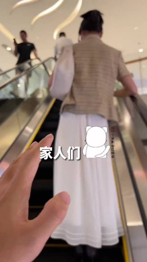 邂逅一位素颜却自带光芒的佳人，她与光影交织的瞬间，令我怦然心动！