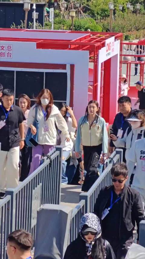 奥运冠军陈梦在山东泰安打乒乓球，陈梦这是扎了多少个小辫啊